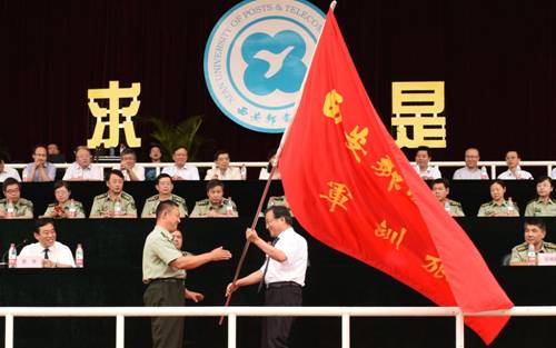 崔智林向军训旅授旗